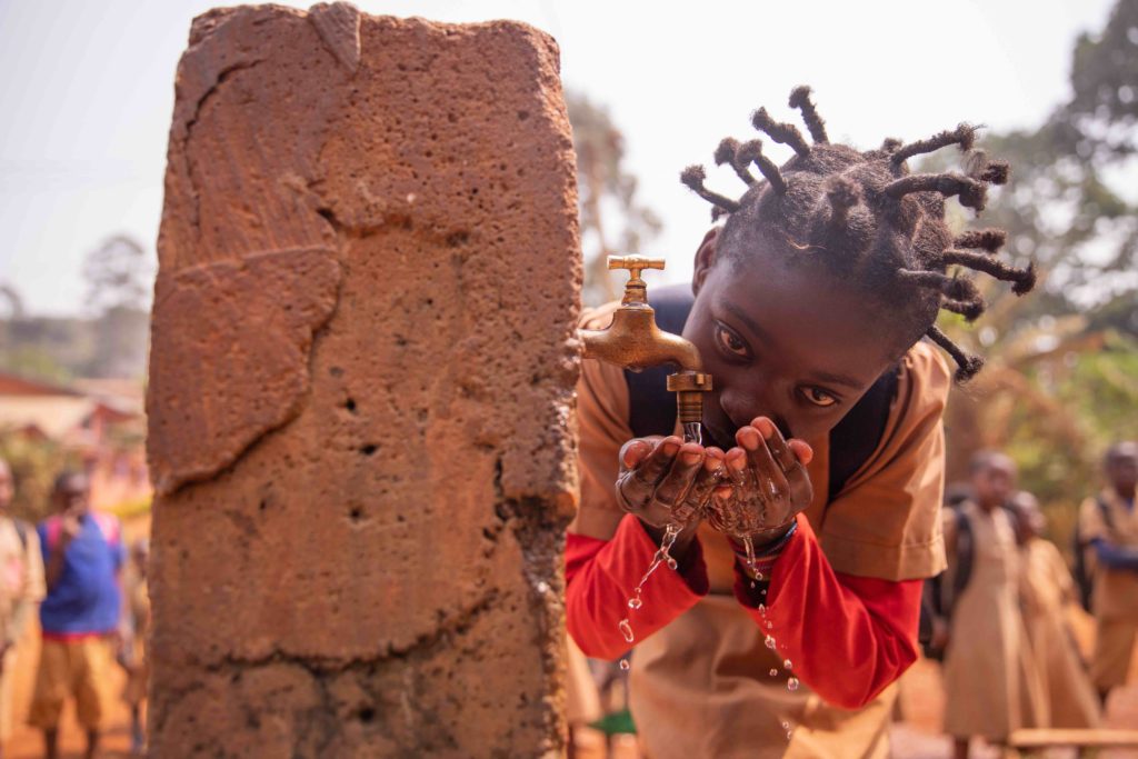 bambina in villaggio africano